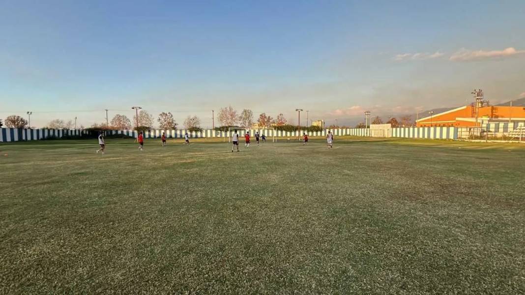 Hatay’da Yürek Isıtan Futbol Hikâyesi: Baba-Oğul Aynı Sahada! 3